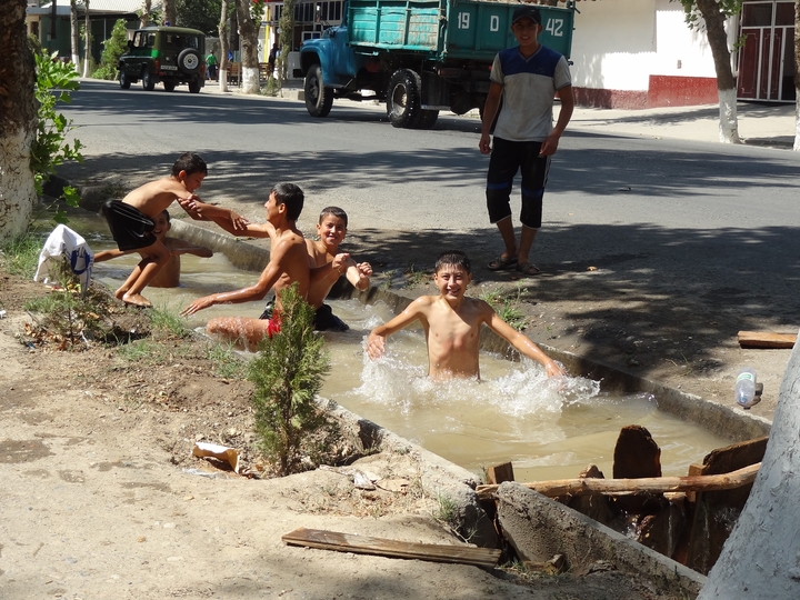 Badeplausch am Strassenrand - Uzbekistan